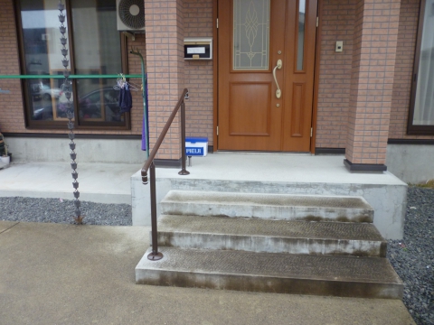 【米沢花沢店】玄関階段に手すりを取付