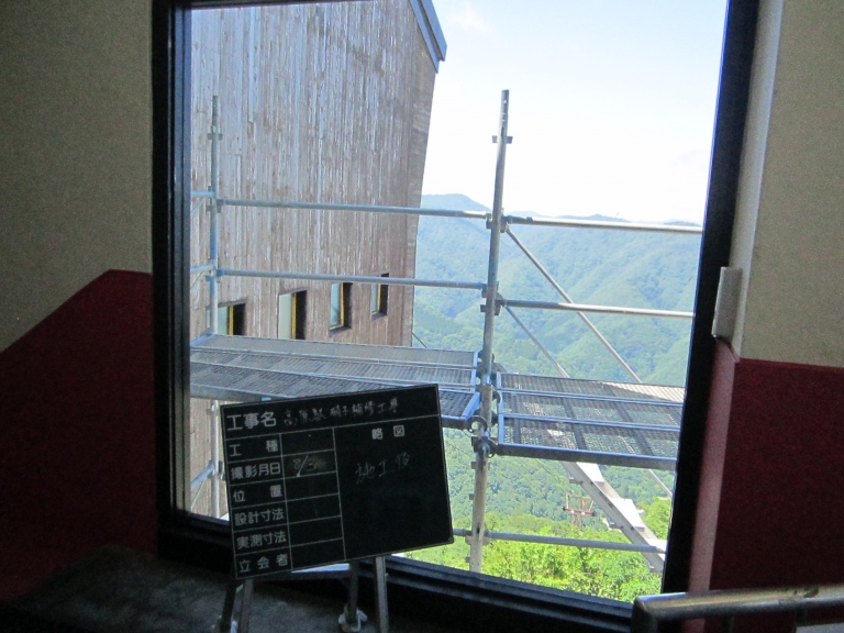 眺めが最高の天元台高原のガラス補修