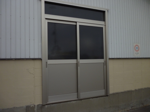 【米沢花沢店】工場の窓の部分を出入り口に壁カット工法にて取付