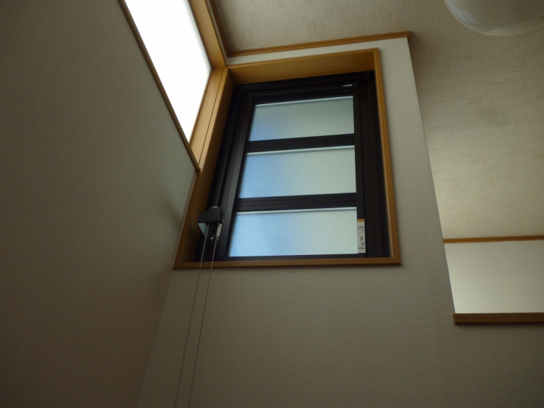 階段の窓から温度差換気(重力換気)