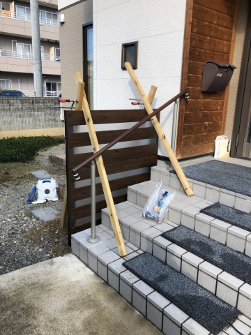山形県米沢市現場：玄関前にパルトナー手摺り取付 ・ フェンス取付