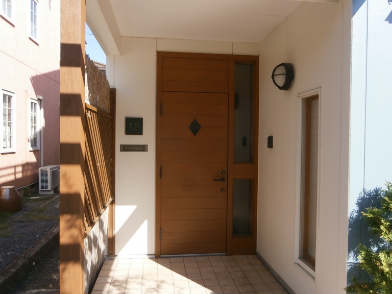 既存玄関ドア　木製で風合いがありますが、メンテナンスが大変です！
