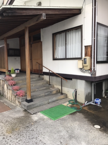 山形県米沢市現場：玄関前階段に手摺り取付工事